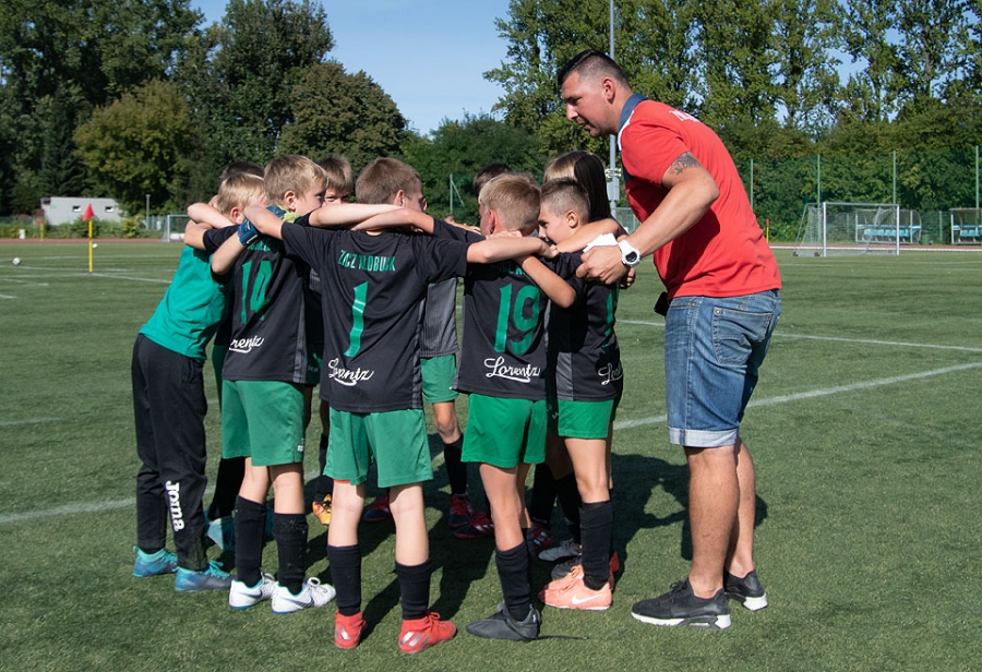 10-latkowie ze Znicza Kłobuck tworzą piłkarską paczkę