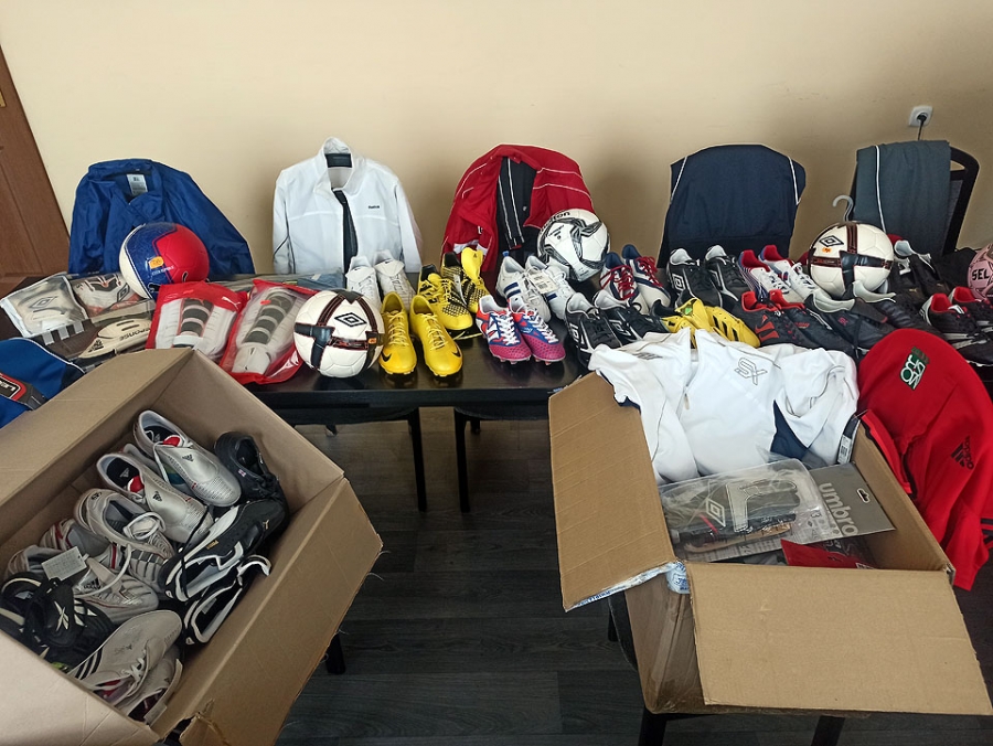 3265 par piłkarskich butów popłynie do dzieci w Kamerunie