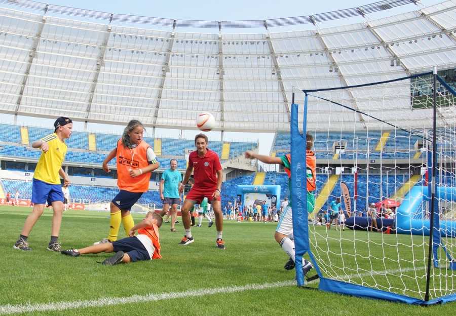 Wielki stadion z najmłodszymi piłkarzami