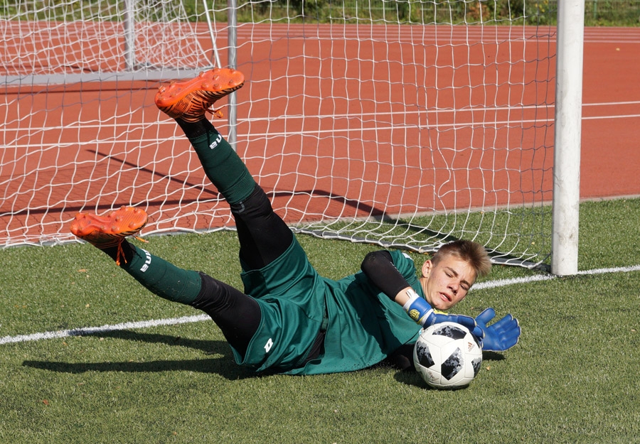 Mateusz Jaskuła obronił dwa karne i 14-latkowie zdobyli 3 punkty