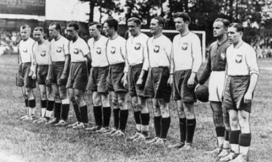 Erwin Nyc - piąty od prawej - w reprezentacji Polski, przed meczem z Brazylią, na mistrzostwach świata w 1938 roku.
