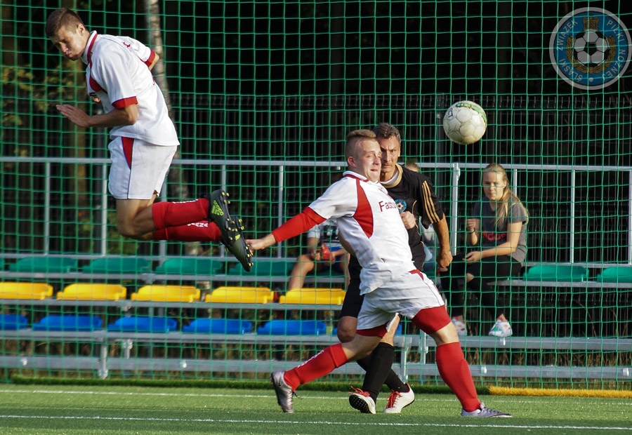 Dwie bramki Ireneusza Jelenia otworzyły oldbojom drogę do trzeciej rundy Pucharu Polski