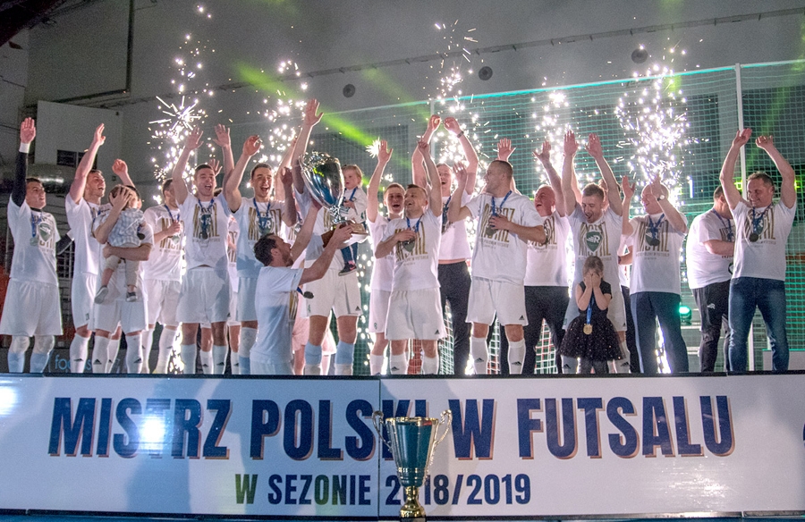 Z kart Historii 100-lecia Śląskiego Związku Piłki Nożnej - Od mini piłki do futsalu