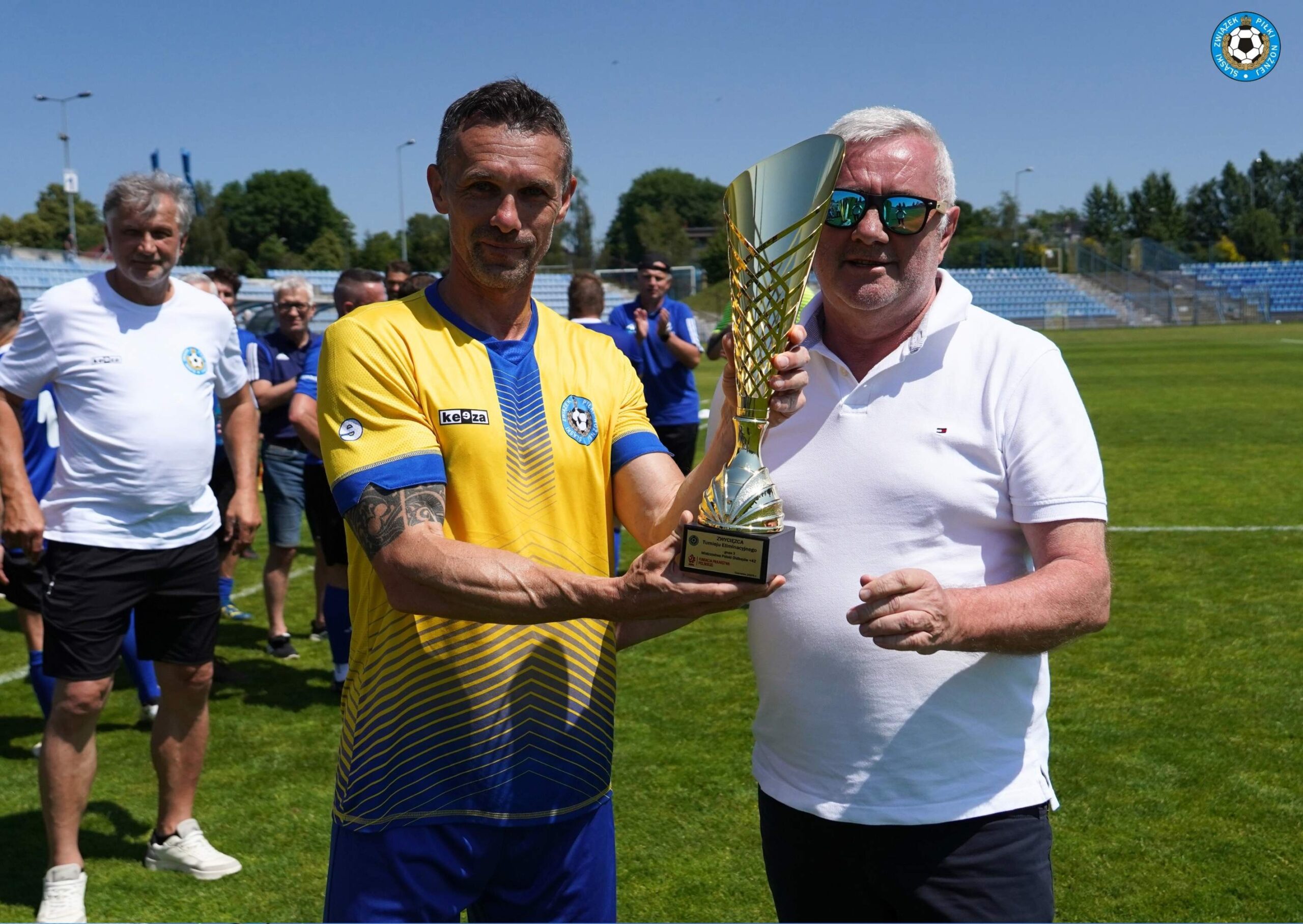 Wojciech Grzyb (z lewej) z Prezesem Śl.ZPN Henrykiem Kulą