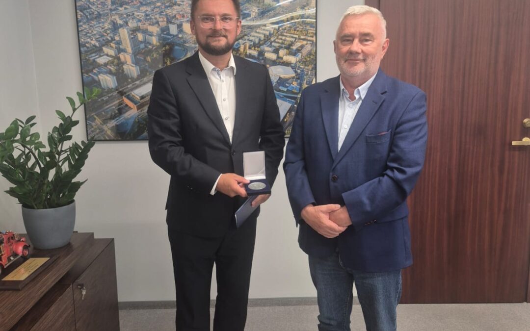 Medal z okazji 105-lecia Śląskiego ZPN dla Prezydenta Miasta Katowice
