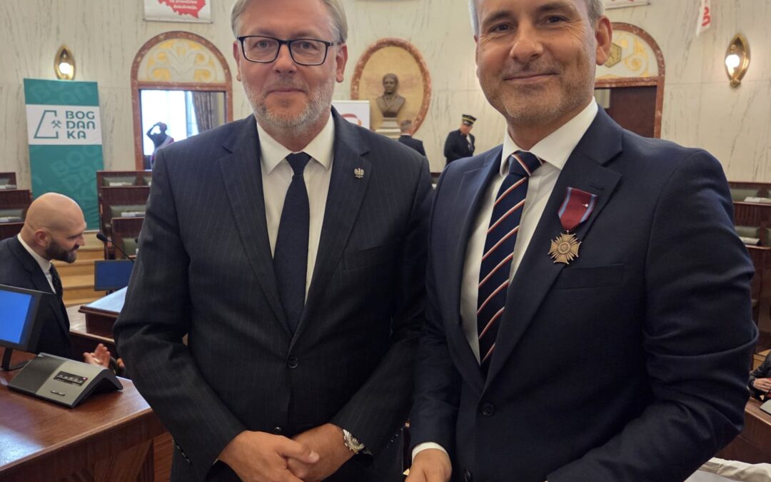 Tomasz Kulczycki z&nbsp;odznaczeniem od&nbsp;Prezydenta Polski.
